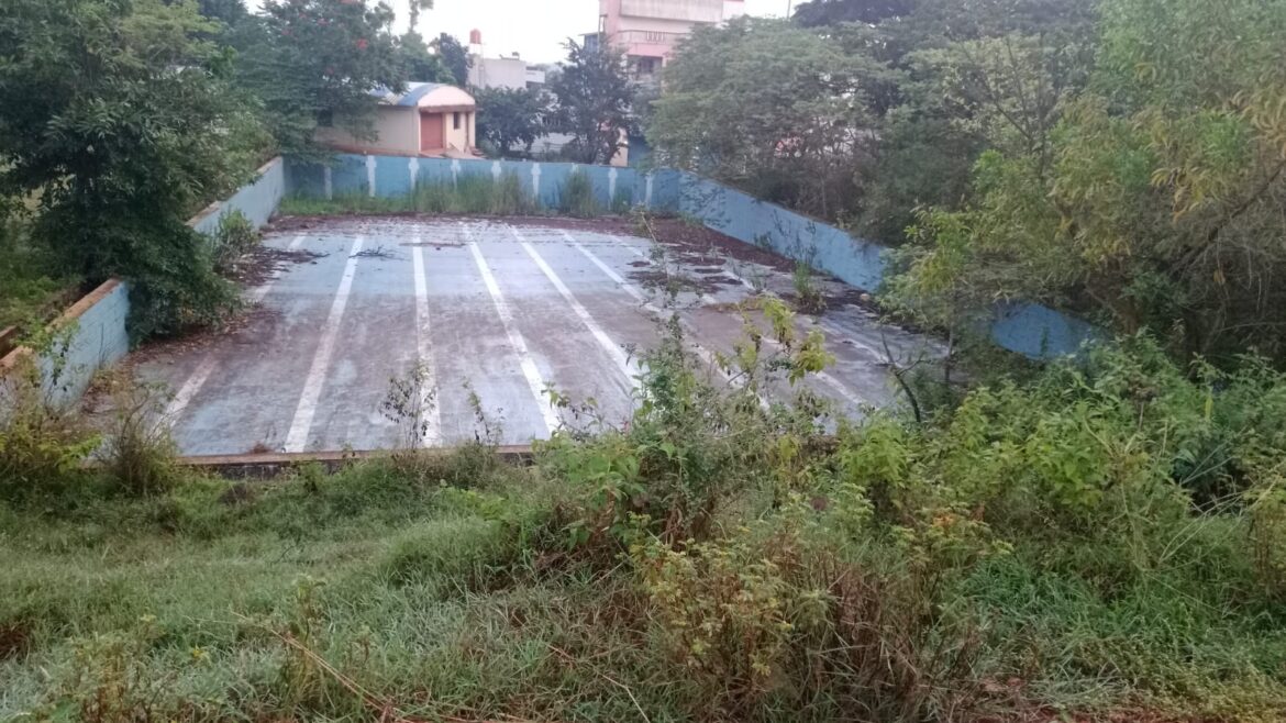 बुडा स्कीम ५१ मधील अर्धवट स्विमिंग पूल पूर्ण होणार तरी कधी? नागरिकांचा आमदारांना सवाल