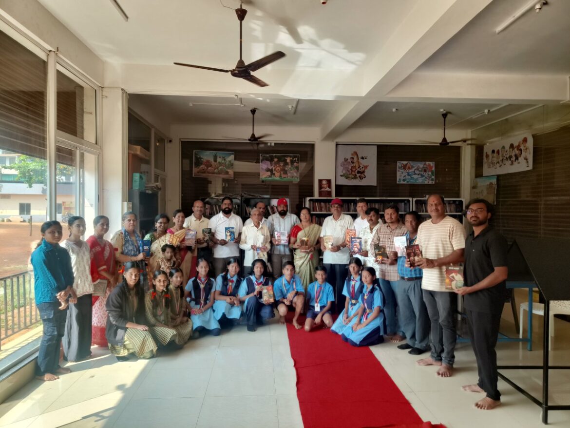 वाढदिवसाचे औचित्य साधून ग्रंथालयाला दहा हजारांची पुस्तके भेट