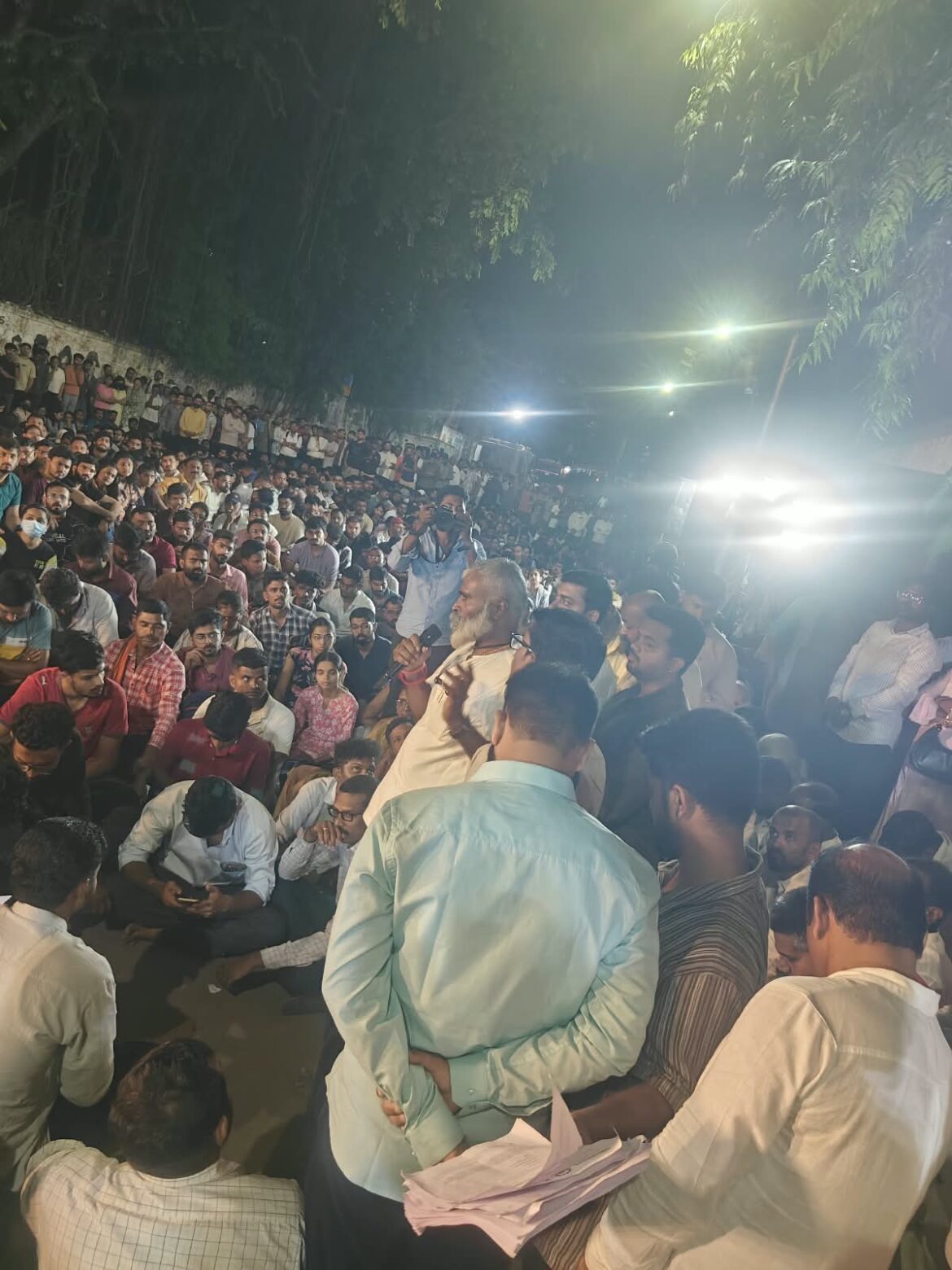 एमपीएससी विद्यार्थ्यांच्या आंदोलनाला सीमाभागाचा पाठिंबा; रोहित पवारांचा घोंगडी देऊन सत्कार